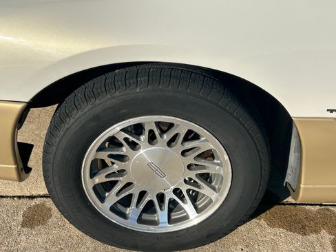 Used 2001 Lincoln Town Car Signature RWD image 26