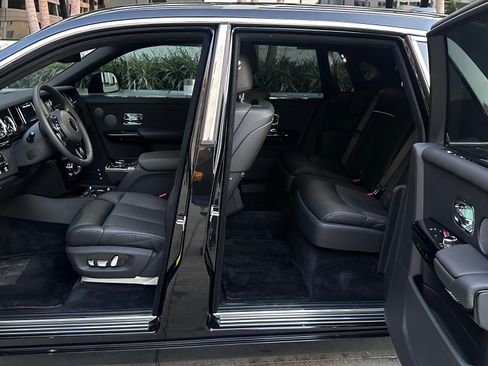 Used 2021 Rolls-Royce Phantom image 19