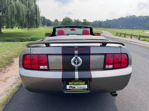Used 2005 Ford Mustang Premium image 25