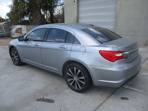 Used 2014 Chrysler 200 LX image 3