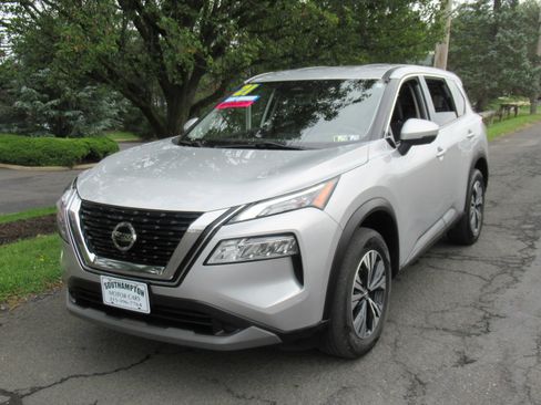 Used 2021 Nissan Rogue SV image 2