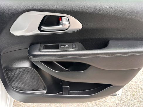 Used 2019 Chrysler Pacifica Touring Plus image 21