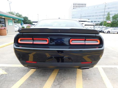 Used 2022 Dodge Challenger SXT RWD image 6