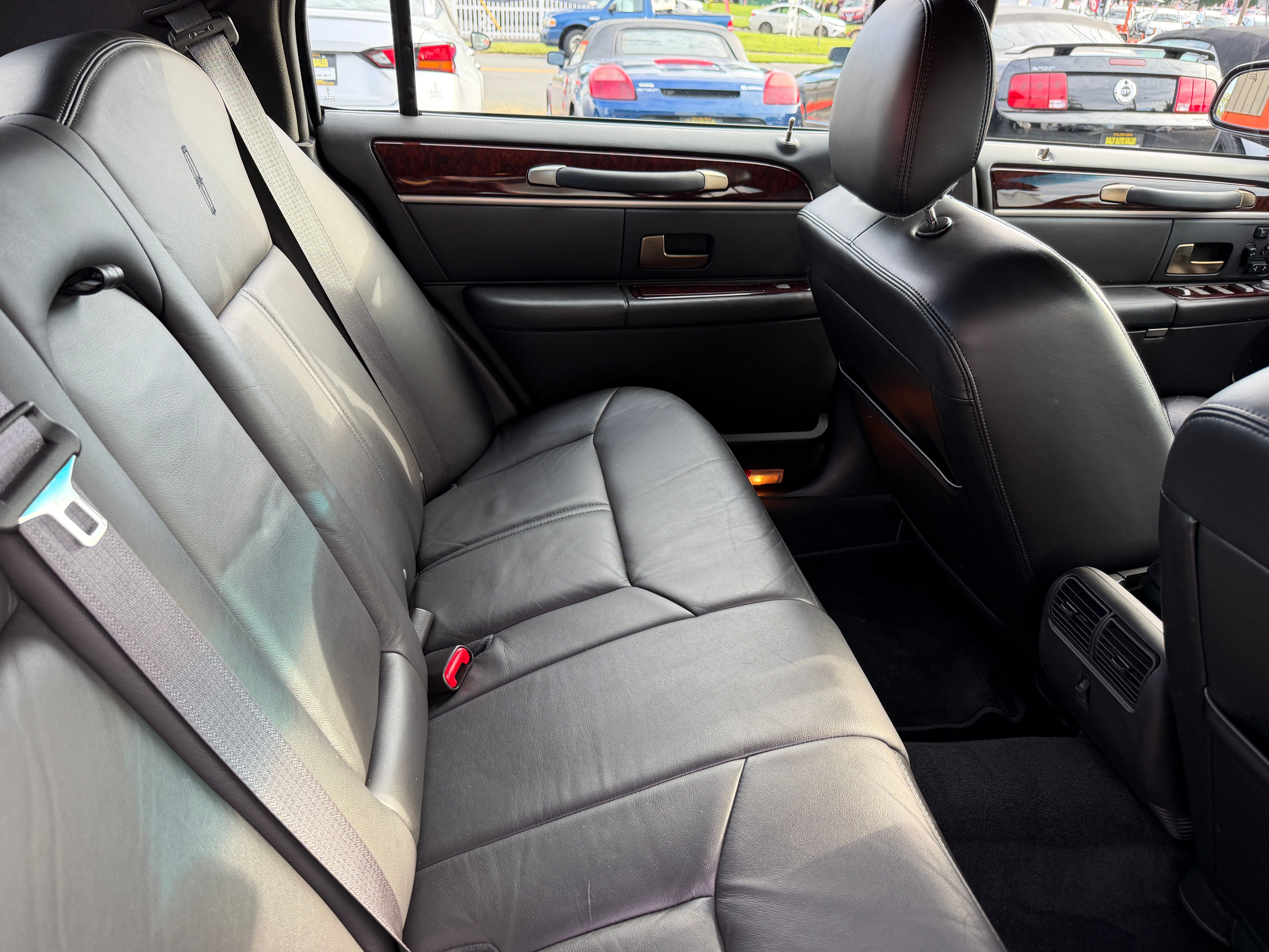 Used 2009 Lincoln Town Car Signature Limited RWD image 26