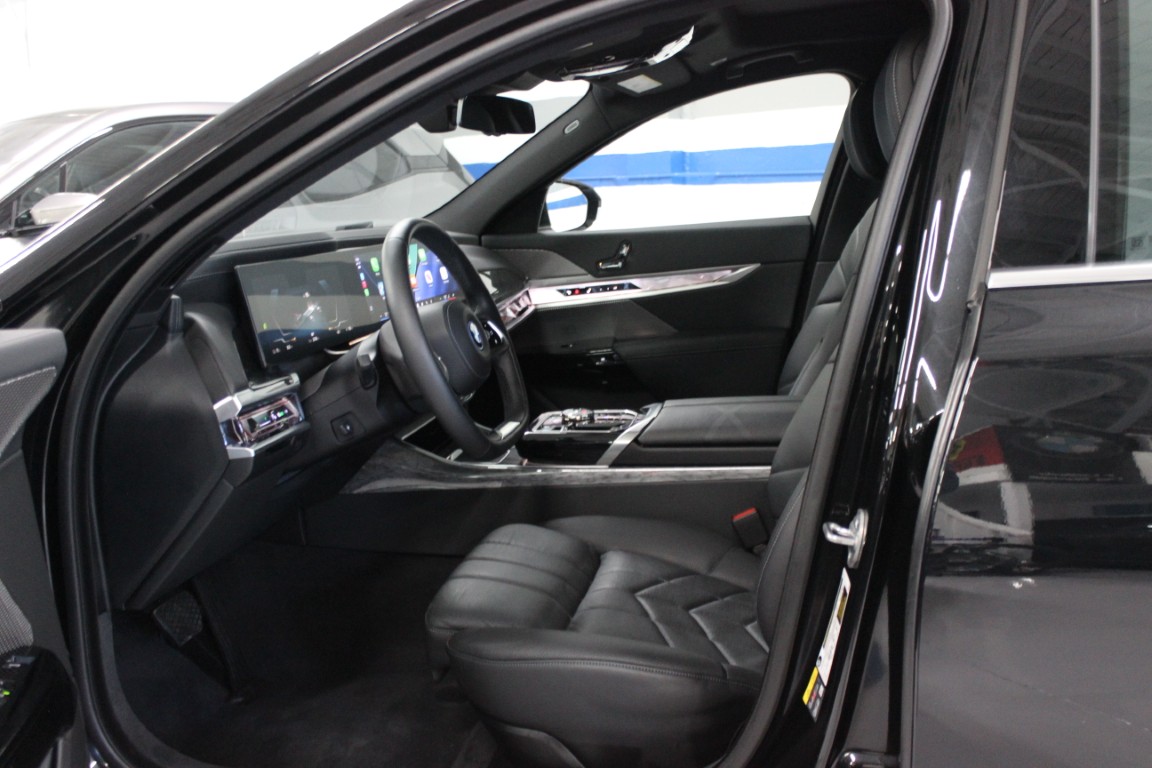 Used 2024 BMW i7 xDrive60 AWD/4WD image 16