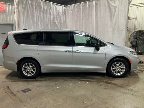 Used 2024 Chrysler Pacifica Touring-L image 30