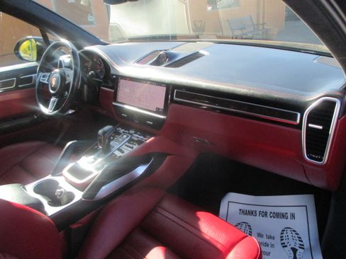 Used 2019 Porsche Cayenne Turbo image 4