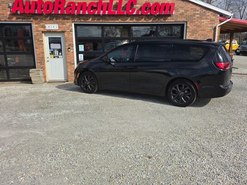 Used 2019 Chrysler Pacifica Touring Plus image 2