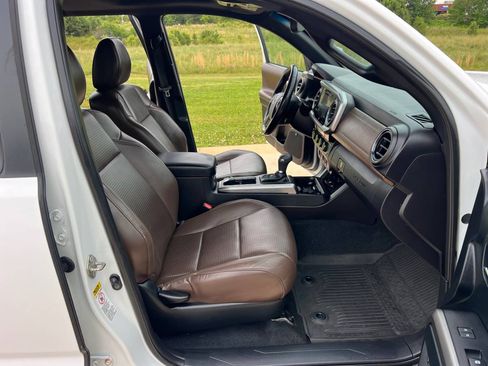 Used 2016 Toyota Tacoma 4x4 Double Cab Limited image 16