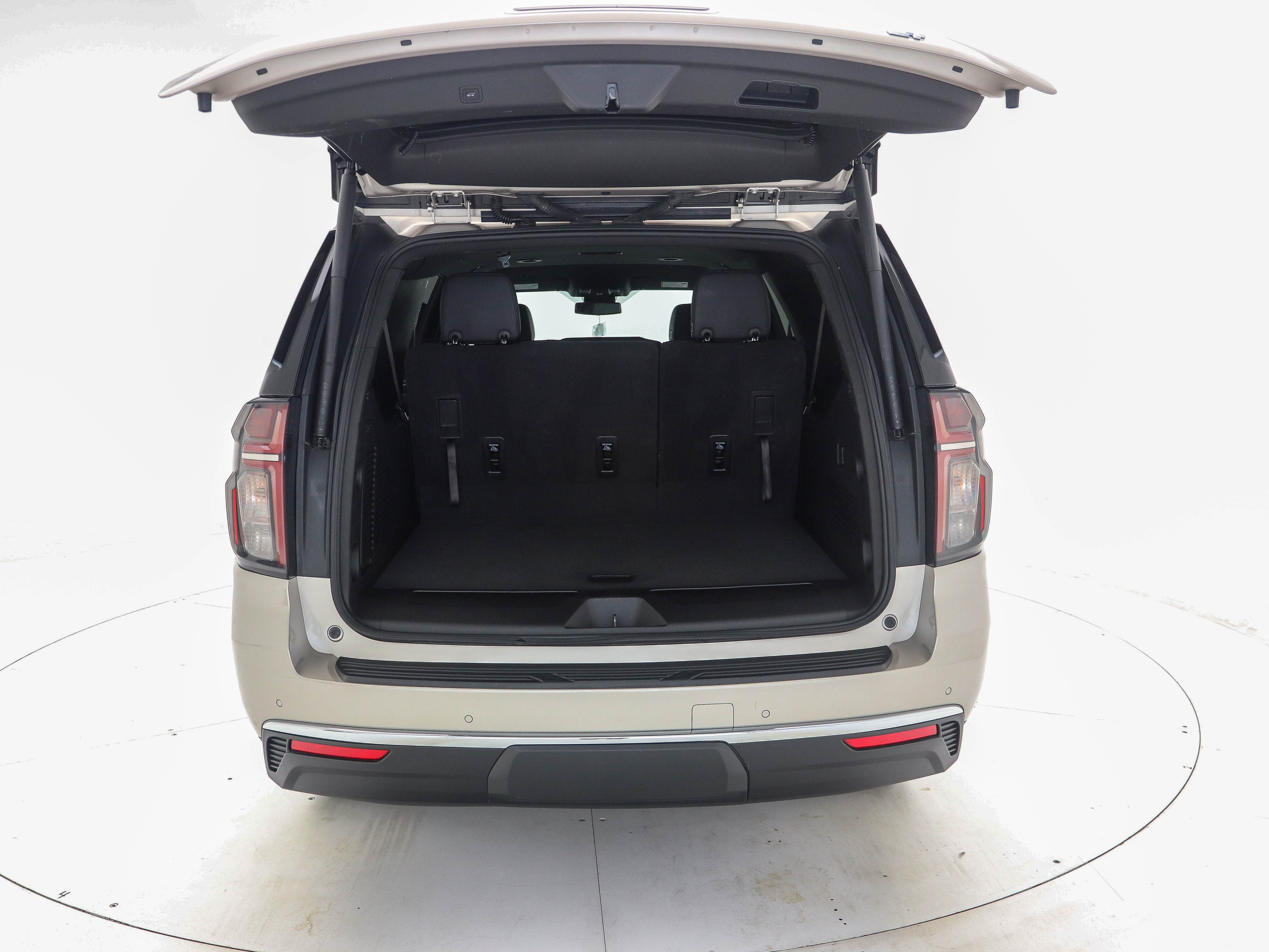 Used 2024 Chevrolet Suburban 4WD LT image 10