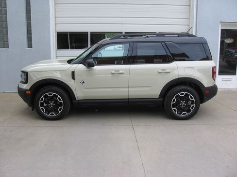 Used 2025 Ford Bronco Sport Outer Banks AWD/4WD image 3
