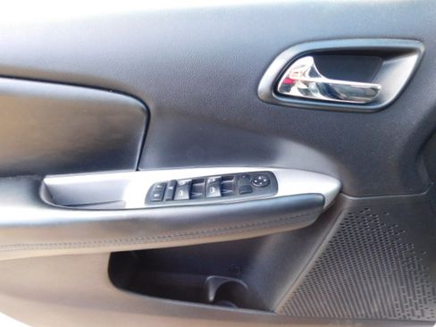 Used 2018 Dodge Journey SXT image 12