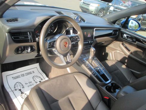 Used 2019 Porsche Macan Sport Utility 4D AWD/4WD image 9