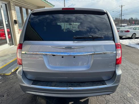 Used 2016 Chrysler Town & Country Touring image 5