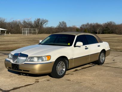 Used 2001 Lincoln Town Car Signature