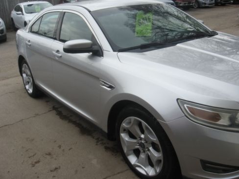 Used 2010 Ford Taurus SEL image 3