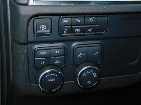 Used 2025 Chevrolet Tahoe 4WD LT image 3