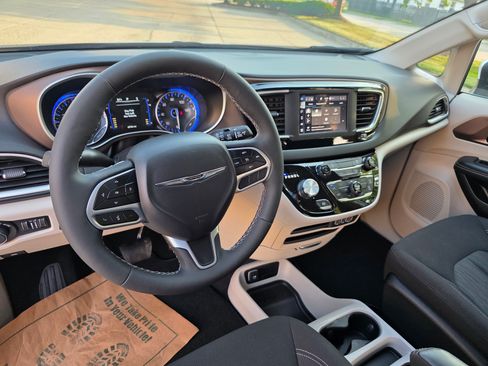 Used 2022 Chrysler Voyager LX image 27