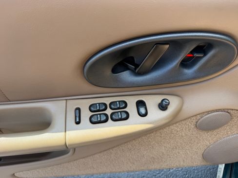 Used 1995 Oldsmobile Cutlass Supreme Convertible FWD image 4