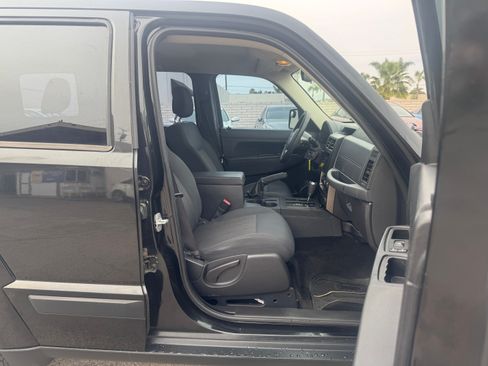 Used 2012 Jeep Liberty Sport image 17