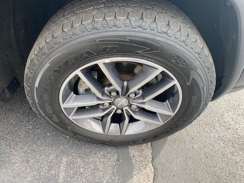 Used 2018 Jeep Grand Cherokee Laredo image 16