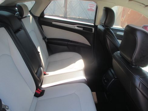 Used 2020 Ford Fusion SE FWD image 14
