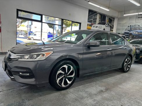 Used 2017 Honda Accord EX image 9