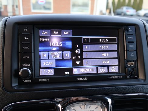 Used 2016 Chrysler Town & Country Touring image 29