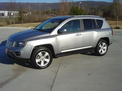 Used 2016 Jeep Compass Latitude image 1