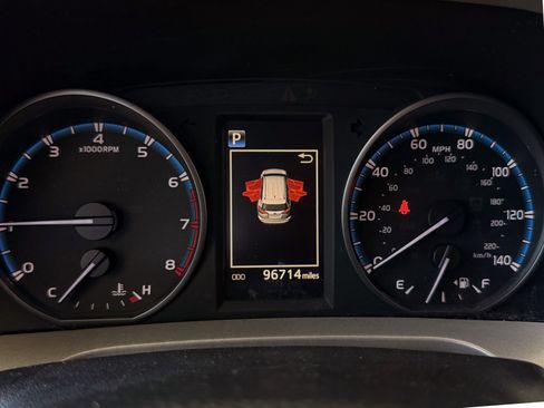 Used 2018 Toyota RAV4 AWD LE image 10