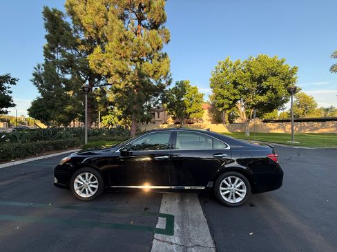 Used 2012 Lexus ES 350 w/ Luxury Pkg & Navigation FWD image 2