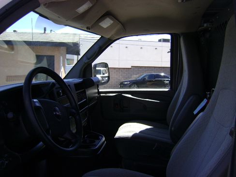 Used 2010 GMC Savana 1500 image 10