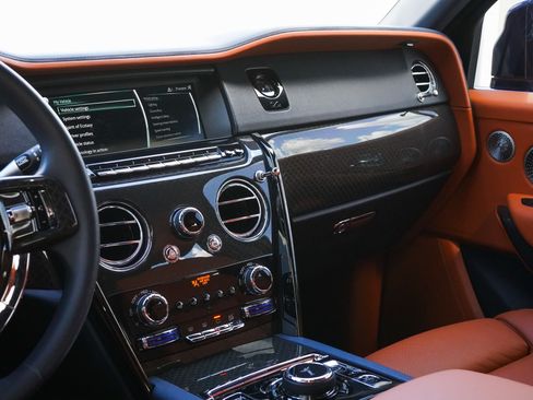 Used 2022 Rolls-Royce Cullinan Black Badge image 17