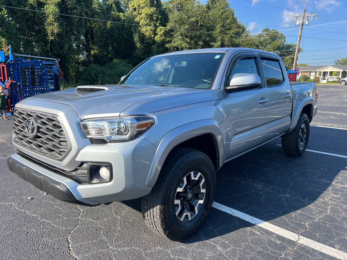 Used 2017 Toyota Tacoma TRD Sport Pickup 4D 5 ft AWD/4WD image 1