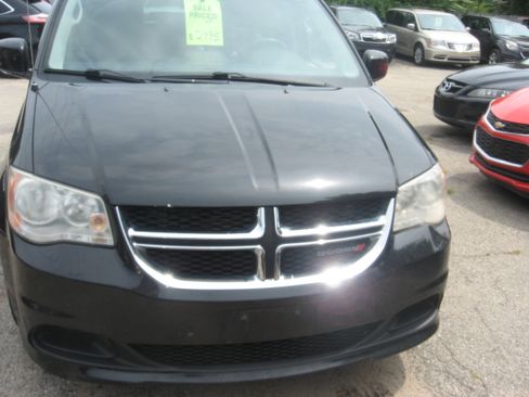 Used 2013 Dodge Grand Caravan SXT FWD image 2