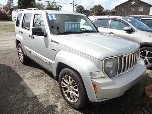 Used 2012 Jeep Liberty 4WD Limited Jet image 2