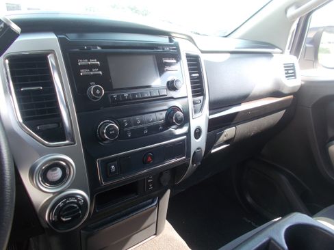 Used 2017 Nissan Titan 4x4 Crew Cab image 8