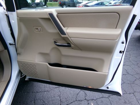 Used 2010 Nissan Titan 4x4 Crew Cab image 13