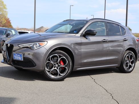 Used 2023 Alfa Romeo Stelvio Veloce image 2