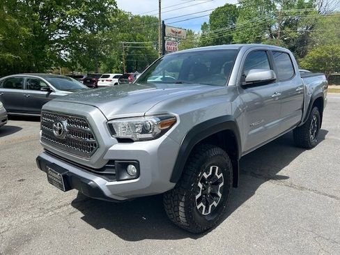 Used 2017 Toyota Tacoma TRD Off-Road image 1