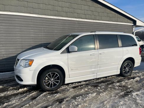 Used 2017 Dodge Grand Caravan SXT image 9