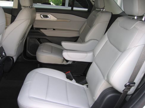 Used 2025 Ford Explorer 4WD Active image 7