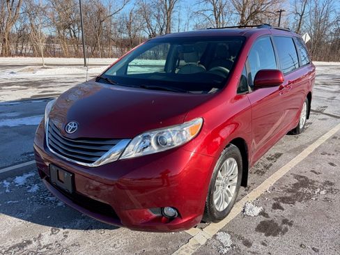 Used 2013 Toyota Sienna XLE image 1