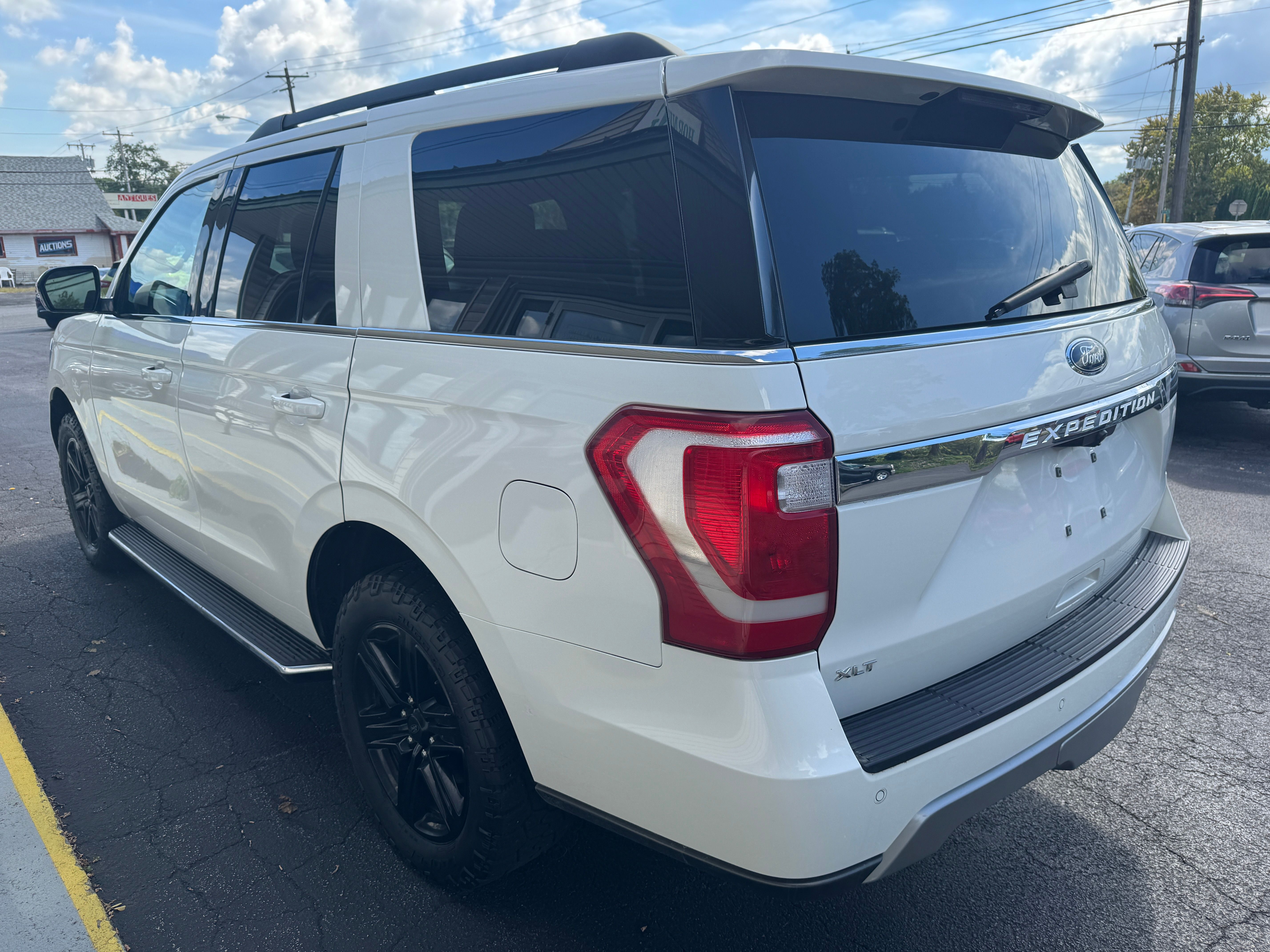 Used 2021 Ford Expedition 4WD XLT image 4