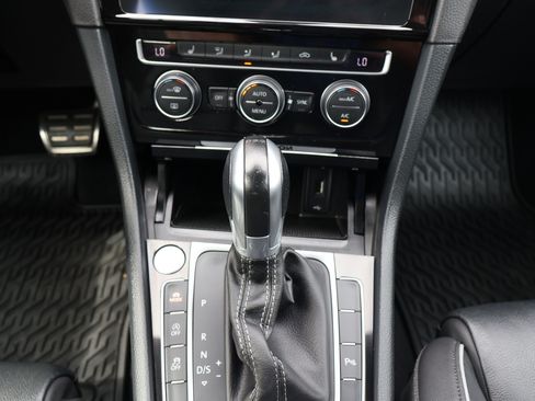 Used 2019 Volkswagen Golf R image 20