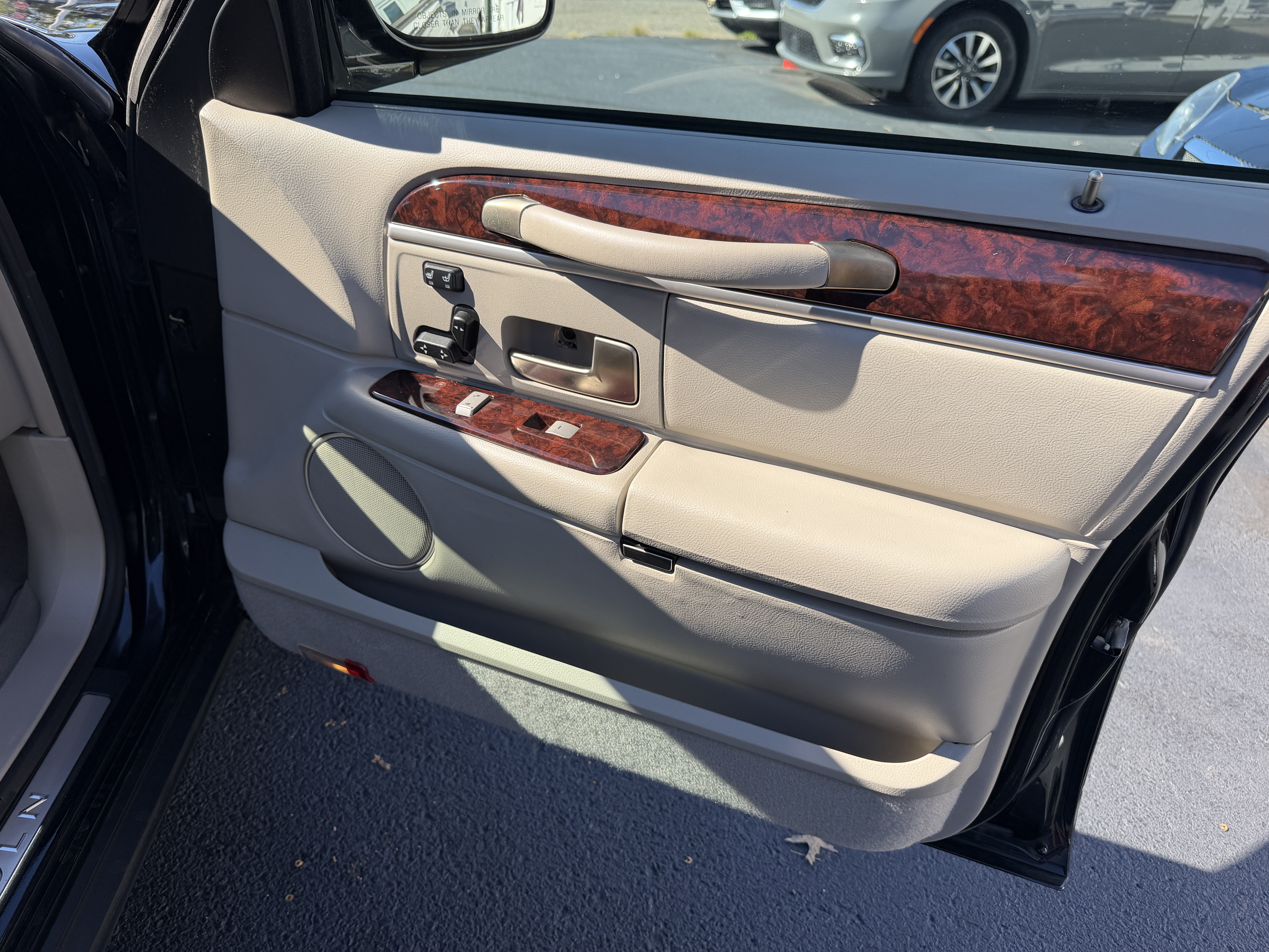 Used 2011 Lincoln Town Car Signature Limited RWD image 16