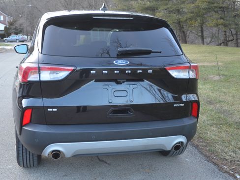 Used 2021 Ford Escape SE image 3