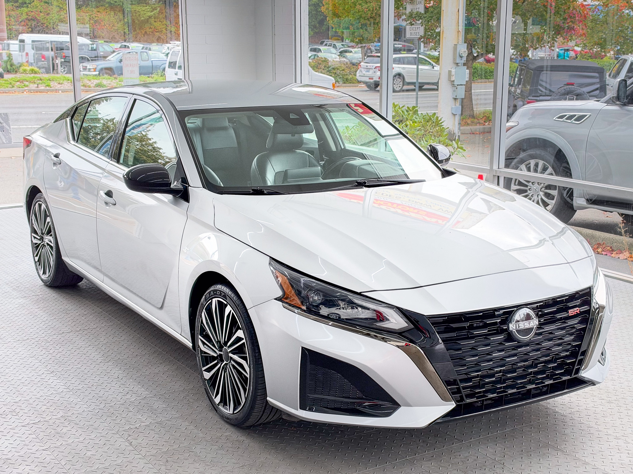 Used 2023 Nissan Altima 2.5 SR FWD image 1