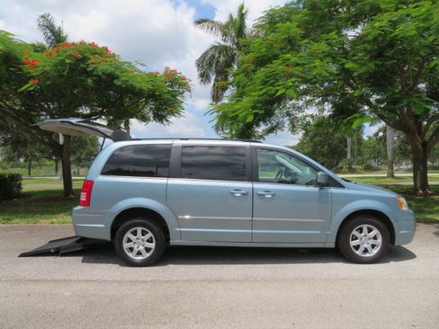 Used 2010 Chrysler Town & Country Touring FWD image 26