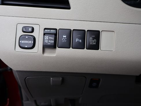 Used 2013 Toyota Sienna XLE image 23